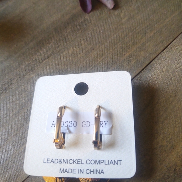 Glass stone teardrop pave clip earrings. Gold toned setting. Length: 1" - Picture 3 of 4